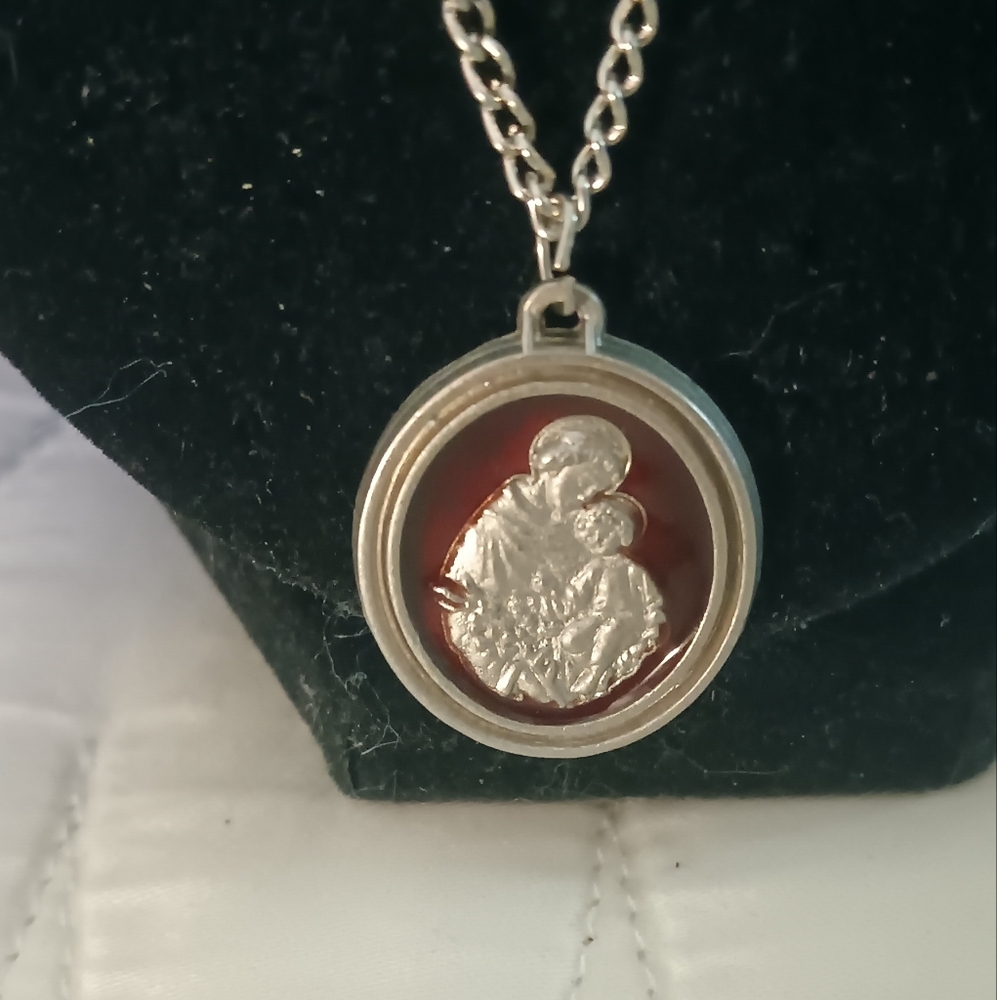 Elegant Silver Cameo Pendant Necklace - Picture 2 of 4